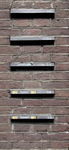 908403 Afbeelding van de zes onder elkaar liggende metalen brievenbussen in de gevel van het pand Domstraat 50-58 te Utrecht.